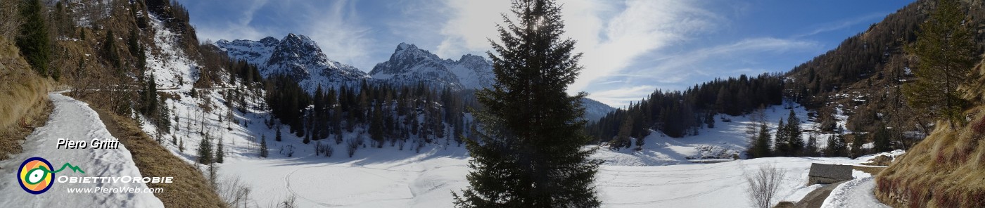 66 Vista sul laghetto del Prato del lago ricoperto da bianca neve.jpg